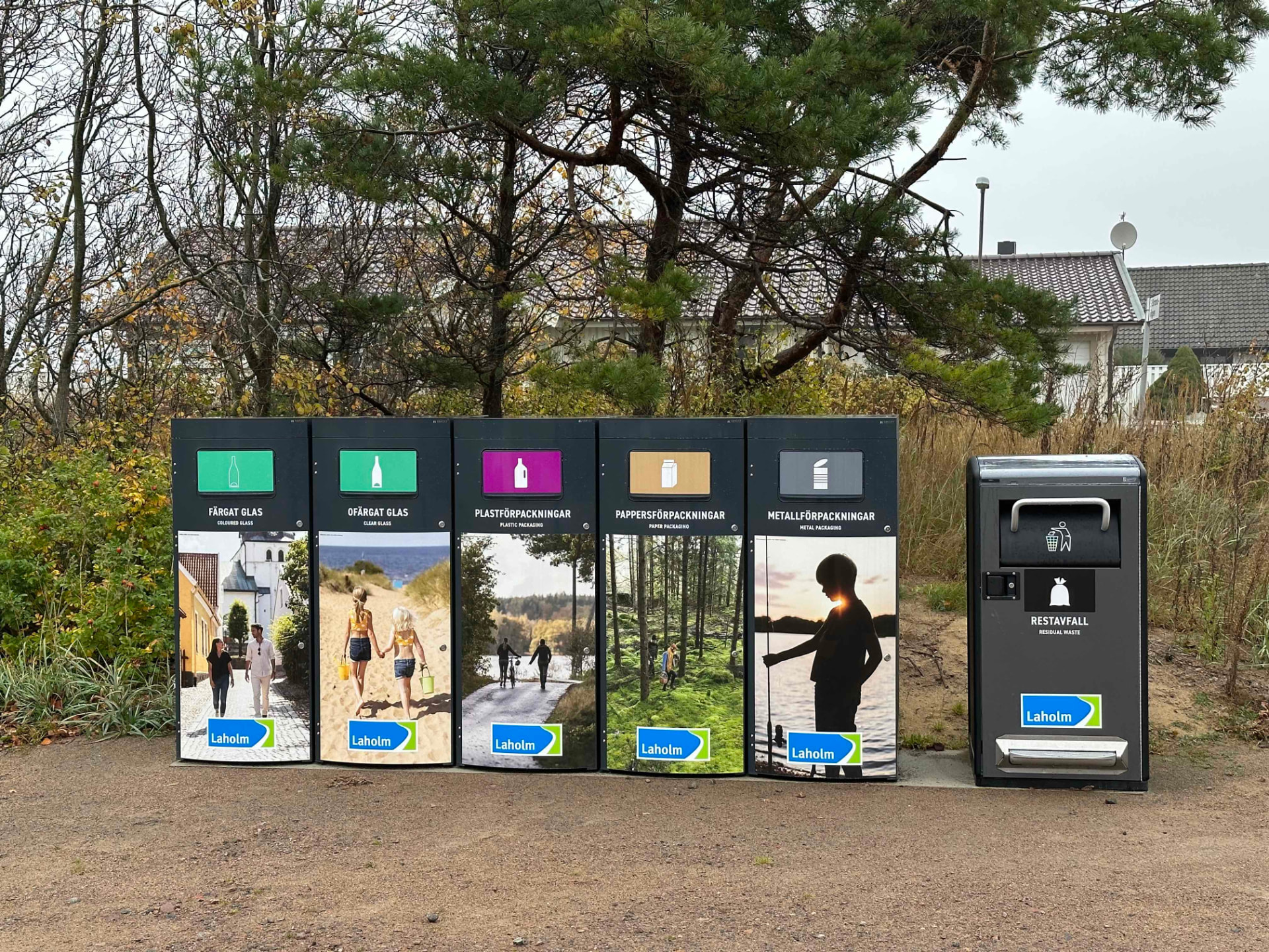 Sortify Mango XL källsorteringsstation med Laholms kommuns dekor vid en tallbevuxen strandmiljö